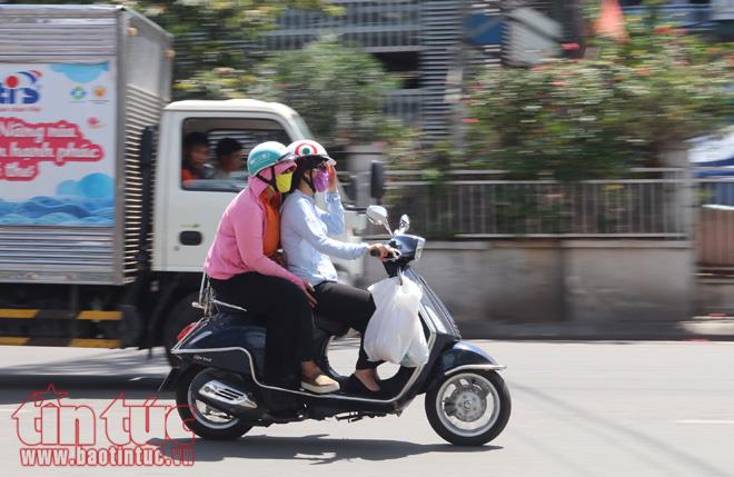 Người Hà Nội vật vã dưới nắng nóng gần 40 độ C ảnh 2