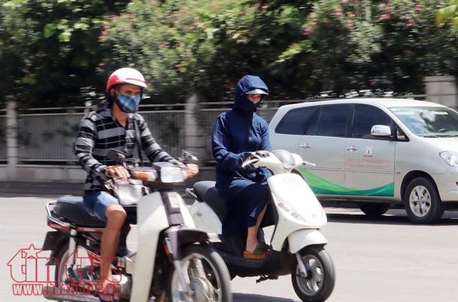Người Hà Nội vật vã dưới nắng nóng gần 40 độ C ảnh 4