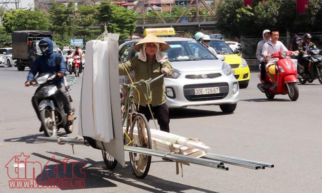 Người Hà Nội vật vã dưới nắng nóng gần 40 độ C ảnh 5