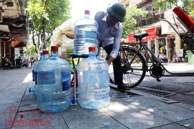 Người Hà Nội vật vã dưới nắng nóng gần 40 độ C ảnh 7