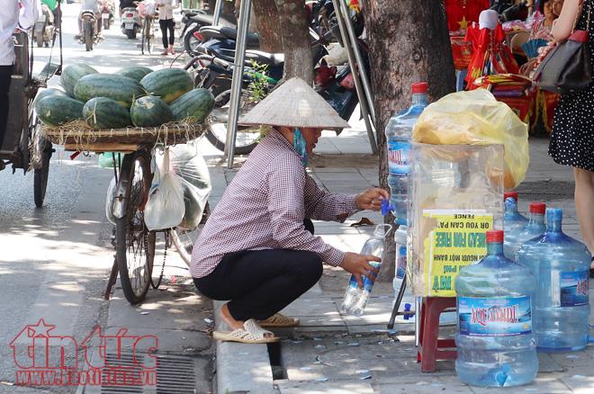 Người Hà Nội vật vã dưới nắng nóng gần 40 độ C ảnh 6
