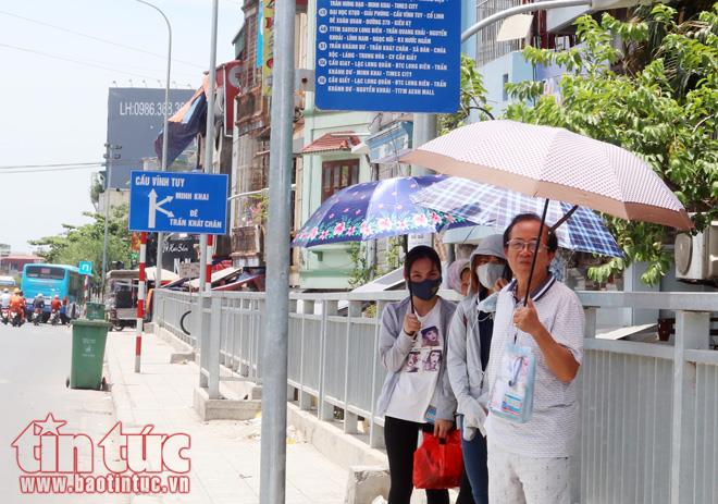 Người Hà Nội vật vã dưới nắng nóng gần 40 độ C ảnh 11