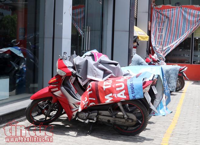 Người Hà Nội vật vã dưới nắng nóng gần 40 độ C ảnh 10