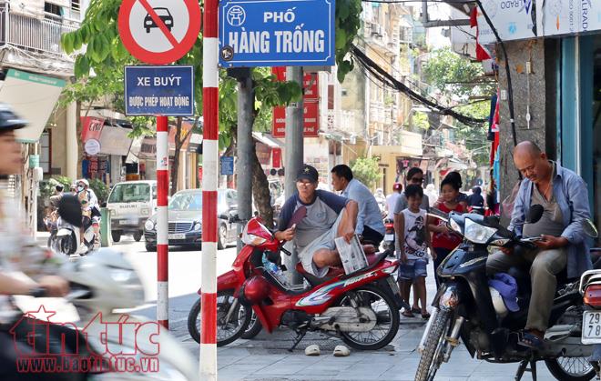 Người Hà Nội vật vã dưới nắng nóng gần 40 độ C ảnh 12