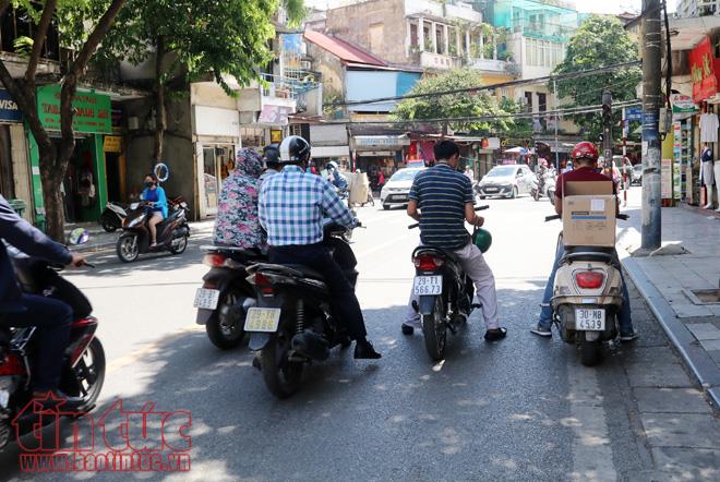 Người Hà Nội vật vã dưới nắng nóng gần 40 độ C ảnh 13
