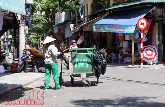 Người Hà Nội vật vã dưới nắng nóng gần 40 độ C ảnh 17
