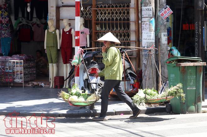 Người Hà Nội vật vã dưới nắng nóng gần 40 độ C ảnh 18