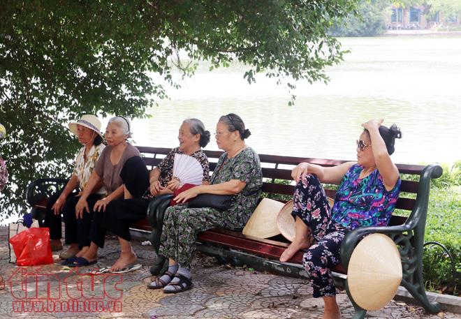 Người Hà Nội vật vã dưới nắng nóng gần 40 độ C ảnh 15