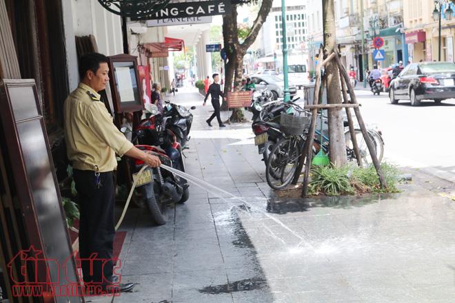 Người Hà Nội vật vã dưới nắng nóng gần 40 độ C ảnh 19