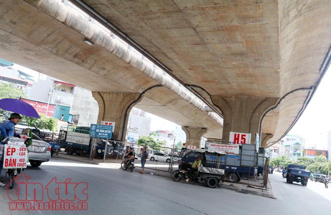 Người Hà Nội vật vã dưới nắng nóng gần 40 độ C ảnh 20