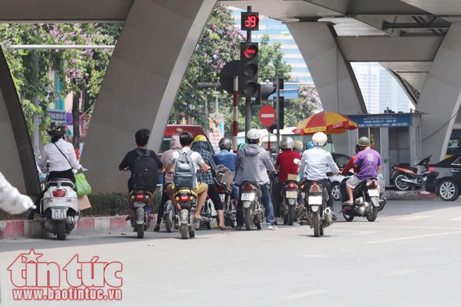 Người Hà Nội vật vã dưới nắng nóng gần 40 độ C ảnh 21