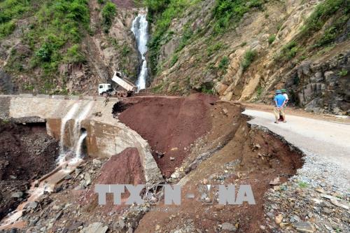 Điện Biên: Xuất hiện tình trạng sạt lở đất đá gây ách tắc giao thông cục bộ ảnh 1