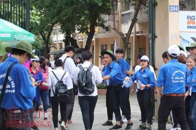 Chiều 25/6: Thí sinh làm bài thi môn Toán ảnh 2