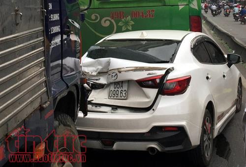 Ba ô tô tông nhau liên hoàn, nhiều người hoảng loạn ảnh 1