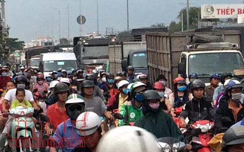 Ba ô tô tông nhau liên hoàn, nhiều người hoảng loạn ảnh 2