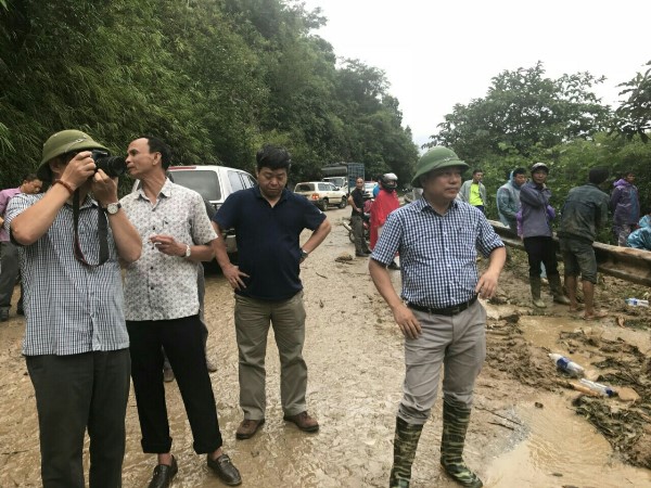 Thâu đêm thông tuyến quốc lộ bị chia cắt do mưa lũ ảnh 2