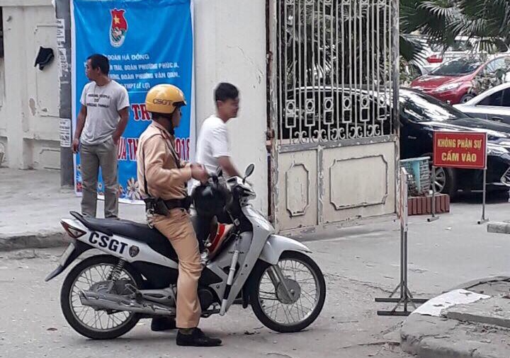 Thí sinh kịp đến trường nhờ xe của cảnh sát giao thông ảnh 1