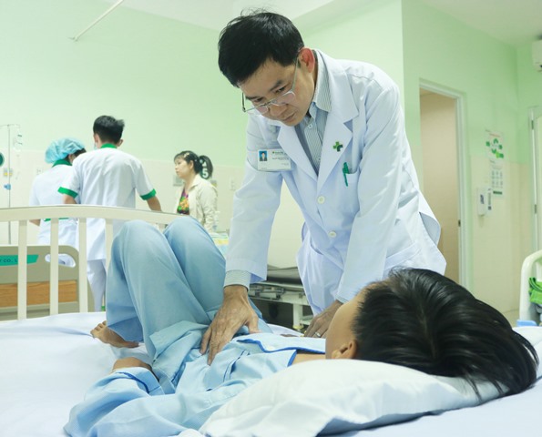 Bé trai bị cắt toàn bộ lá lách do leo cây nhãn bị ngã ảnh 1