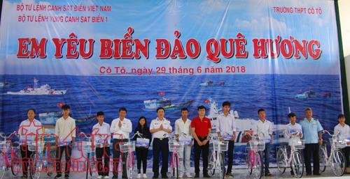 Chiến sĩ quân y Cảnh sát biển khám và cấp thuốc miễn phí cho nhân dân Cô Tô ảnh 11