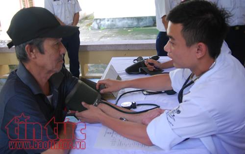 Chiến sĩ quân y Cảnh sát biển khám và cấp thuốc miễn phí cho nhân dân Cô Tô ảnh 8