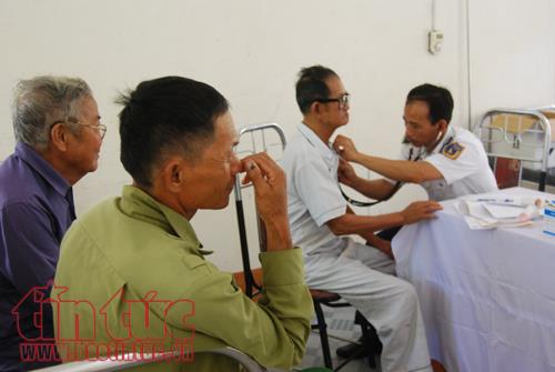 Chiến sĩ quân y Cảnh sát biển khám và cấp thuốc miễn phí cho nhân dân Cô Tô ảnh 9