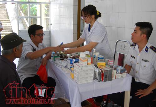 Chiến sĩ quân y Cảnh sát biển khám và cấp thuốc miễn phí cho nhân dân Cô Tô ảnh 5
