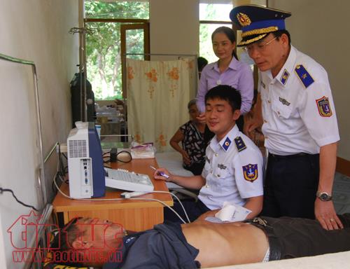 Chiến sĩ quân y Cảnh sát biển khám và cấp thuốc miễn phí cho nhân dân Cô Tô ảnh 6