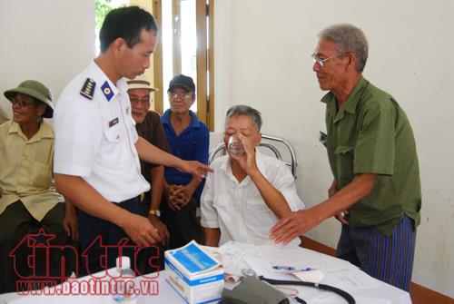 Chiến sĩ quân y Cảnh sát biển khám và cấp thuốc miễn phí cho nhân dân Cô Tô ảnh 3