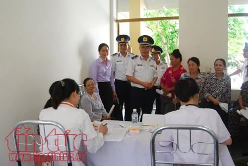 Chiến sĩ quân y Cảnh sát biển khám và cấp thuốc miễn phí cho nhân dân Cô Tô ảnh 4