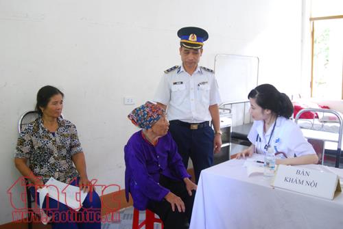 Chiến sĩ quân y Cảnh sát biển khám và cấp thuốc miễn phí cho nhân dân Cô Tô ảnh 2