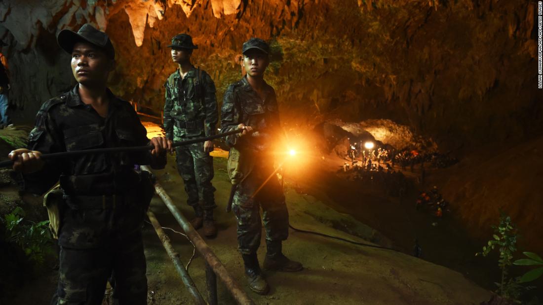 Hành trình chạy đua thời gian tìm kiếm đội bóng thiếu niên Thái Lan mất tích ảnh 4