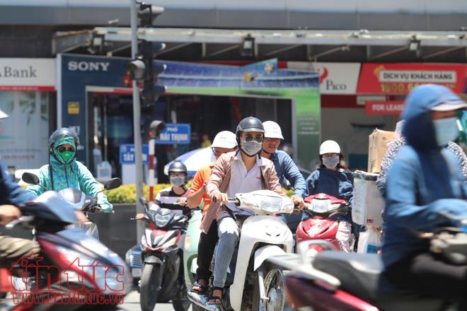 Người dân Hà Nội vật vã trong đợt nắng nóng đỉnh điểm ảnh 2
