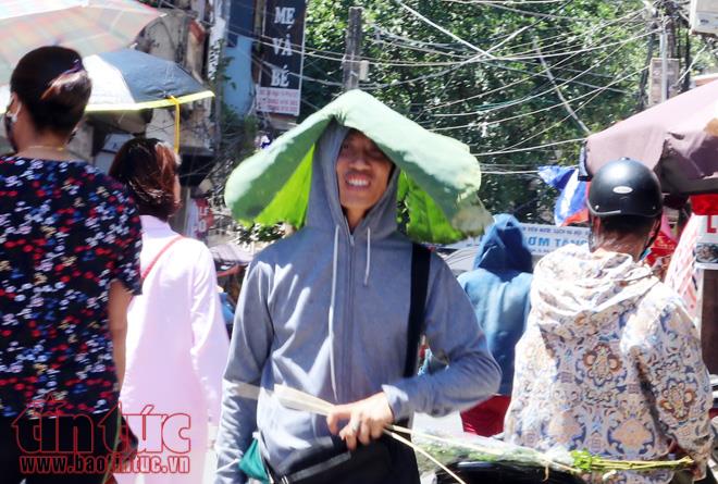 Người dân Hà Nội vật vã trong đợt nắng nóng đỉnh điểm ảnh 3