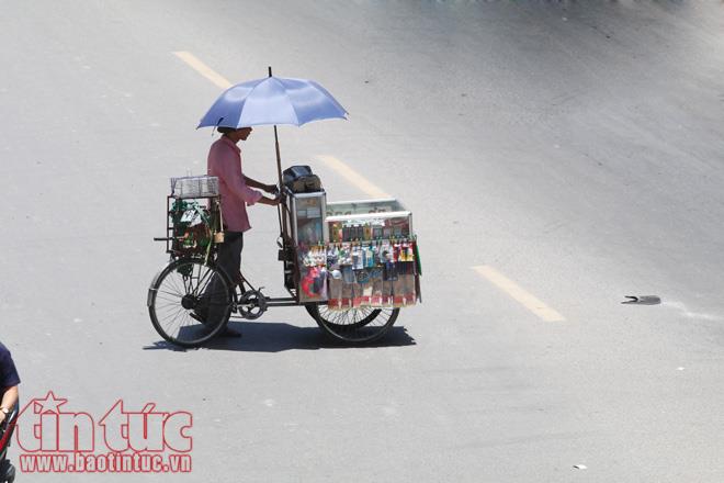 Người dân Hà Nội vật vã trong đợt nắng nóng đỉnh điểm ảnh 4