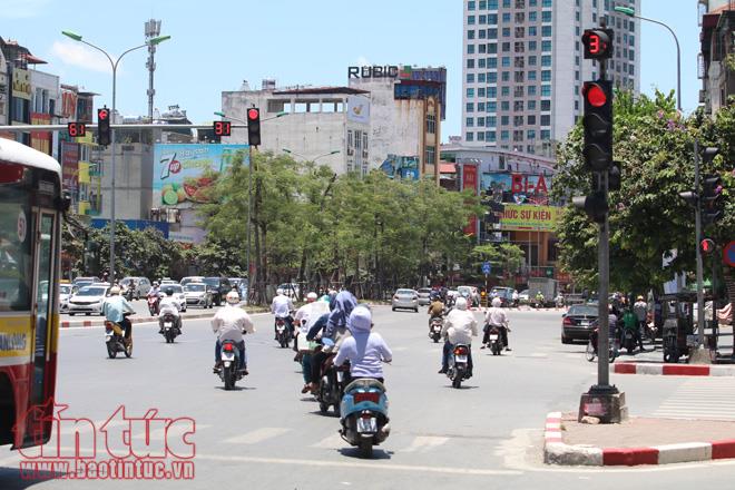 Người dân Hà Nội vật vã trong đợt nắng nóng đỉnh điểm ảnh 5