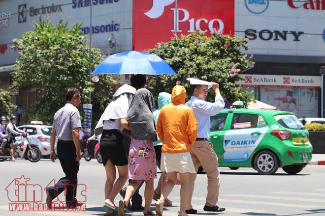 Người dân Hà Nội vật vã trong đợt nắng nóng đỉnh điểm ảnh 7