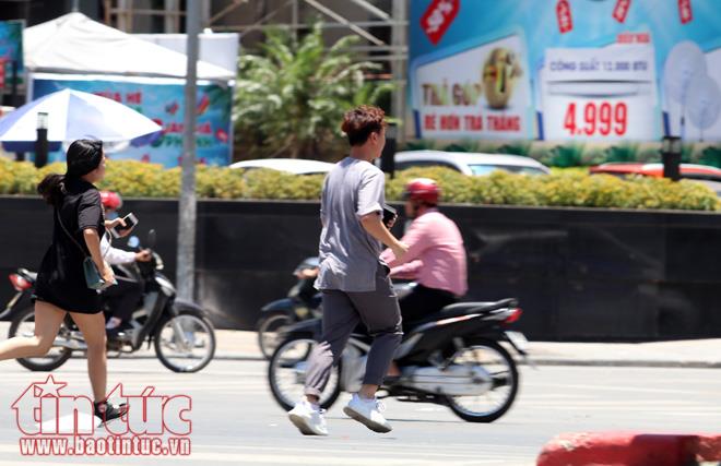 Người dân Hà Nội vật vã trong đợt nắng nóng đỉnh điểm ảnh 6