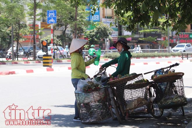 Người dân Hà Nội vật vã trong đợt nắng nóng đỉnh điểm ảnh 10