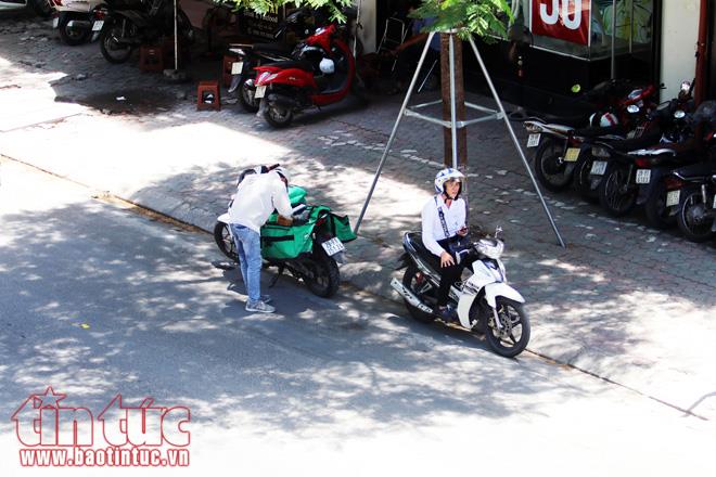 Người dân Hà Nội vật vã trong đợt nắng nóng đỉnh điểm ảnh 11