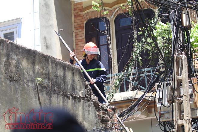 Người dân Hà Nội vật vã trong đợt nắng nóng đỉnh điểm ảnh 17