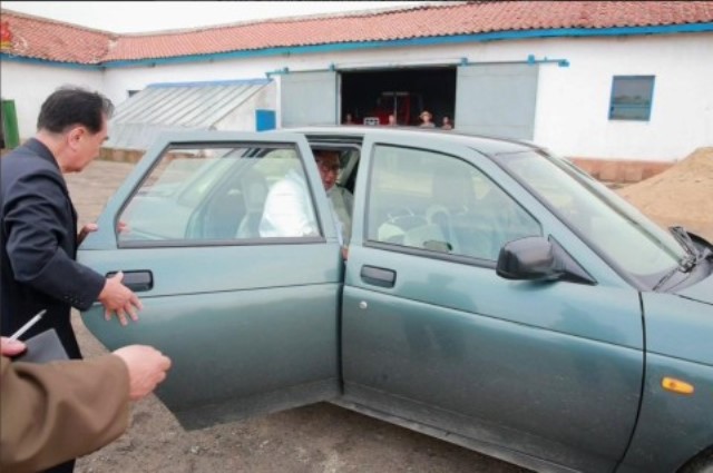 Nhà lãnh đạo Triều Tiên ngồi xe Lada Nga đi thăm đơn vị quân đội ảnh 2