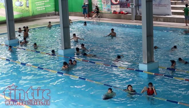 Bể bơi, hồ nước đông đúc ngày nắng nóng ảnh 4