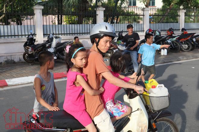Bể bơi, hồ nước đông đúc ngày nắng nóng ảnh 7