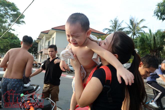 Bể bơi, hồ nước đông đúc ngày nắng nóng ảnh 15