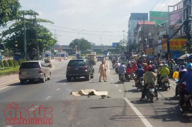 2 xe máy va chạm, người đàn ông ngã ra đường bị ô tô cán tử vong ảnh 1