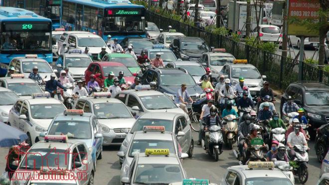 Giao thông hỗn loạn vì phương tiện trộn dòng ảnh 1
