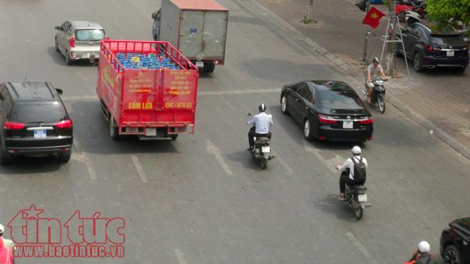 Giao thông hỗn loạn vì phương tiện trộn dòng ảnh 3