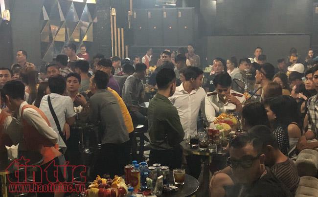 Đột kích quán bar Đông Kinh, gần 200 người được đưa đi kiểm tra ma túy ảnh 1