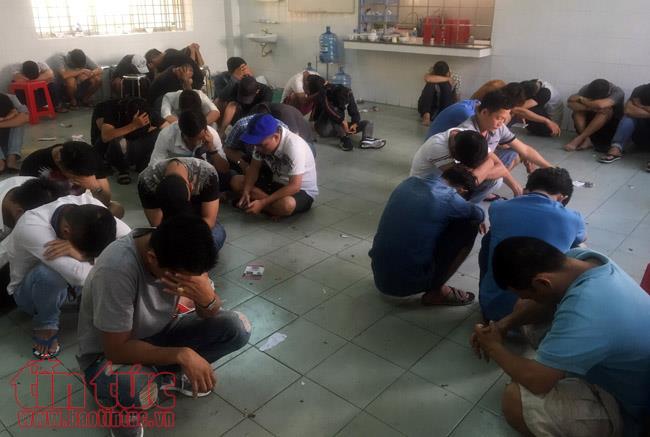 Đột kích quán bar Đông Kinh, gần 200 người được đưa đi kiểm tra ma túy ảnh 3