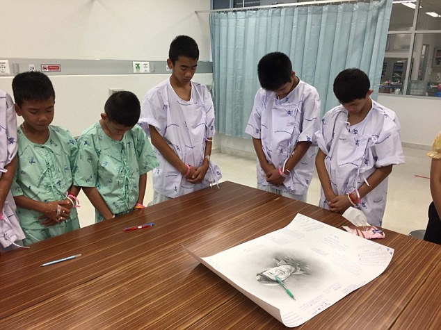 Đội bóng thiếu niên Thái Lan tri ân thợ lặn thiệt mạng trong chiến dịch giải cứu Tham Luang ảnh 2